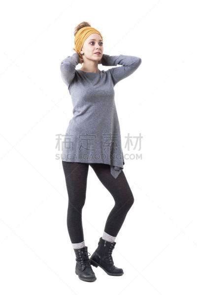 不看镜头,灰色,可爱的,衣服,黄色,青年人,束腰外衣,注视镜头,女孩