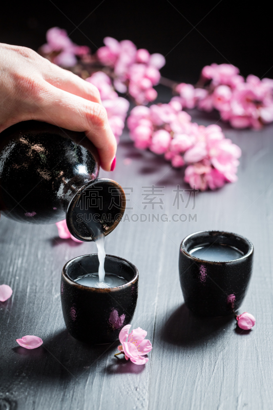 日本青酒,白色,陶瓷制品,黑色,古老的,清酒杯,酒类商店,酒瓶,餐具,垂直画幅