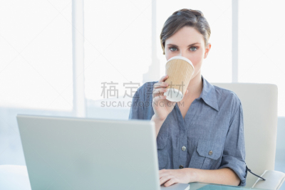 一次性杯子,青年人,女商人,正面视角,智慧,热饮,仅成年人,明亮,专业人员
