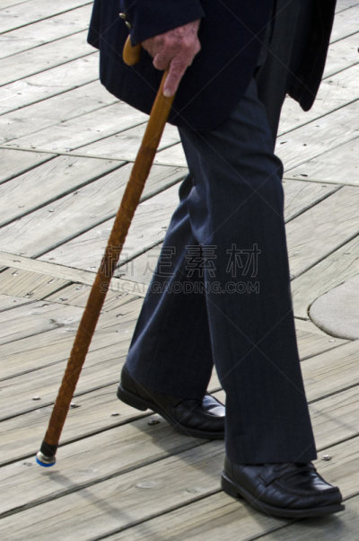 木制,老年男人,低视角,手杖,棍,大步行走,康复中心,流动的行人,拐杖,刹车