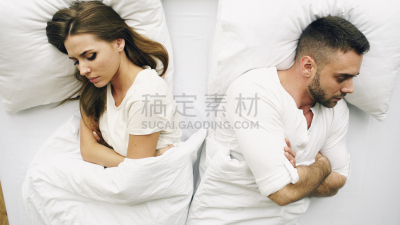 青年人,异性恋,问题,床,不高兴的,住宅内部,透过窗户往外看,争论,躺,上装