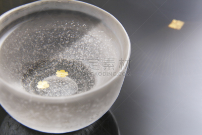日本青酒,日本,金叶,清酒杯,快乐时光,餐具,留白,水平画幅,新年,含酒精饮料