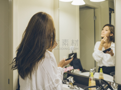 镜子,青年女人,看,化妆镜,洗手池,彩妆,浴室,家庭生活,早晨,周末活动