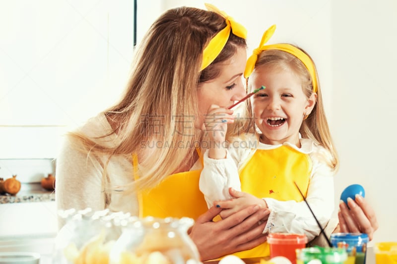 母女,准备食物,手艺,复活节彩蛋,塞尔维亚黑山,母亲,可爱的,女儿,传统