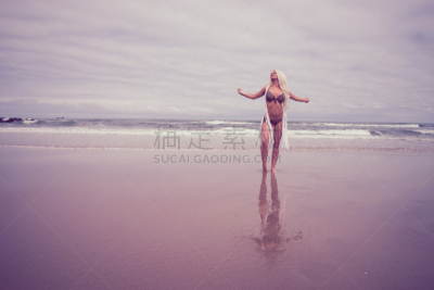 金色头发,女人,海滩,比基尼,自然美,青年人,沙滩上的石头,豹纹,晒黑,美