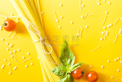 干的,意大利细面条,罗勒,叶子,几乎,视角,平铺,樱桃番茄,黄色背景,上装