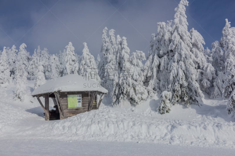 Auf dem Weg durch die schöne Winterlandschaft im Harz