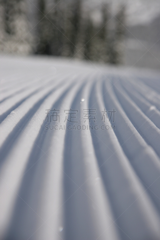 灯芯绒,三个物体,垂直画幅,天空,易接近性,雪,无人,蓝色,滑雪运动,滑雪坡