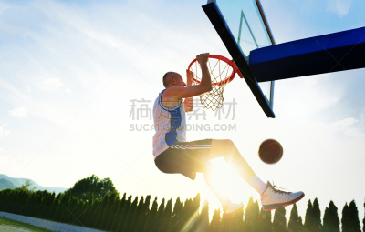 篮球框,篮球运动员,青年人,球,天空,男性,仅男人,仅成年人,男子的田赛项目,球场
