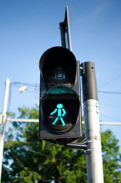 绿灯,垂直画幅,行人交叉路标志,人行横道,户外,城市,路灯,红灯,等,通行指示灯