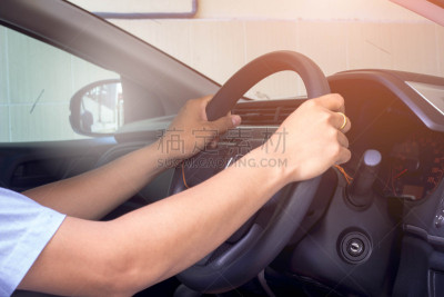 汽车,汽车头枕,安全气囊,安全带,羊皮,座舱,车座,交通工具内部,正面视角,水平画幅