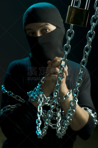 链,抑制的,忍者,指节,垂直画幅,犯人,夜晚,禁止的,金属,男性
