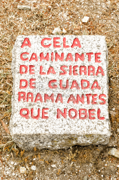 It is a path of the Fuenfría Valley, near Cercedilla in the Community of Madrid. Account this valley with paths differentiated from each other by colored points marked on the trees. Los Miradores de los Poetas is identified with orange dots and this path 