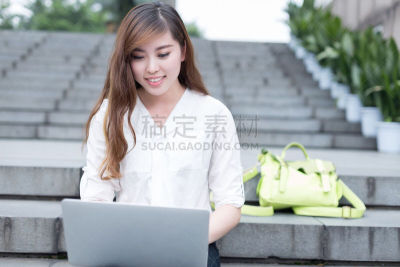 女性,亚洲,学生,校园,自然美,使用手提电脑,日式书包,儿童教育,技术,东亚人