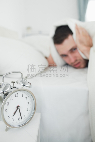 青年男人,羽绒被,响亮的,闹钟,注视镜头,人的耳朵,垂直画幅,美人,早晨,时间