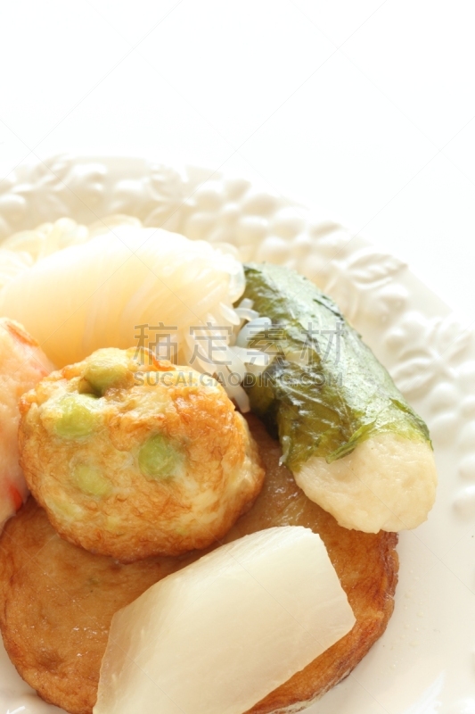 关东煮,日本食品,五目鱼饼,蒟蒻,炸鱼饼,鱼浆,垂直画幅,留白,白色背景,静物