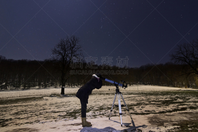 天空,望远镜,夜晚,冬天,女人,星星,在下面,未来,综合验光仪,仅成年人