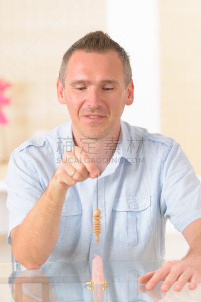 钟摆,男人,探矿杖,神符,催眠师,心理健康专业人员,垂直画幅,灵性,未来,时间