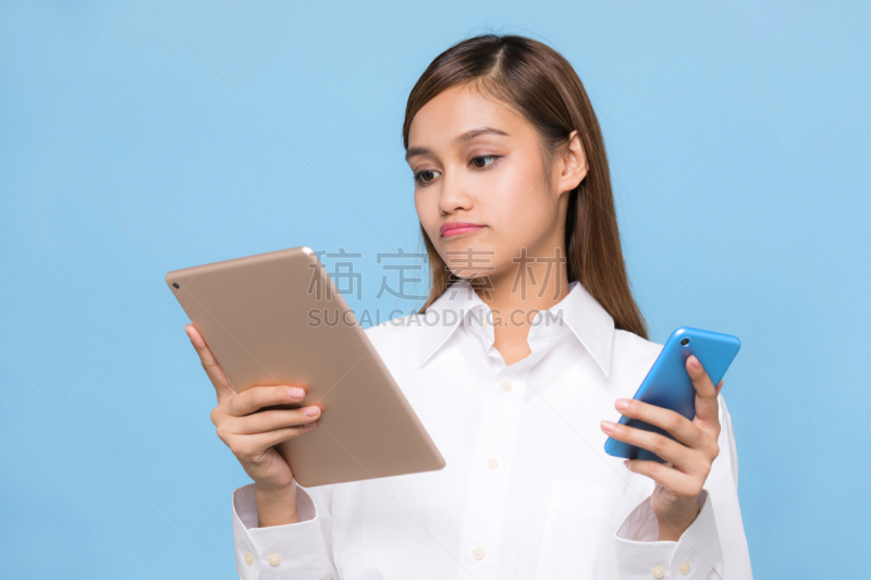 青年女人,电话机,拿着,智慧,平板电脑,新的,在线消息,顾客,sim卡,仅成年人