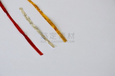 青铜,银色,金色,白色背景,包裹绳子,超小号,青铜色,成一排,水平画幅,铝
