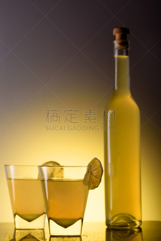 柠檬酒,玻璃杯,柠檬苏打水,热带气候,果汁,熟的,瓶子,自制的,水果,木制
