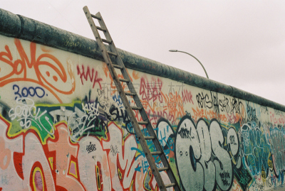 柏林墙,fall of the berlin wall,围墙,水平画幅,蓝色,城市,路灯,建筑业,浅蓝色,国际著名景点