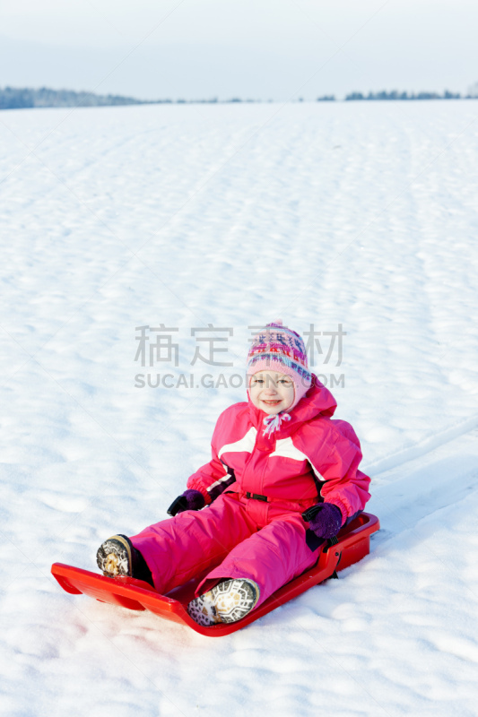 波波头,女孩,雪橇滑学,垂直画幅,雪,户外,厚衣服,运动,坐,活动