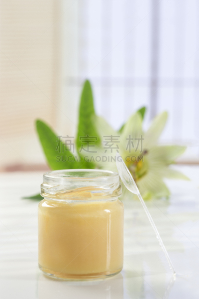 蜂王浆,有机食品,小的,瓶子,生食,西番莲,垂直画幅,蜂蜜,木制,黄色