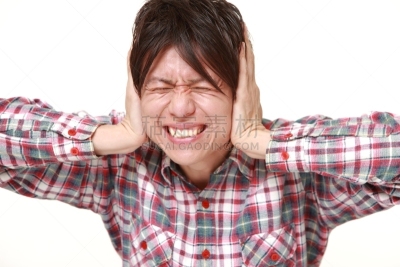 噪声,日本人,男人,青年人,悲痛,非礼勿听,电视静音,人的耳朵,水平画幅,情绪压力
