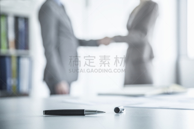 桌子,商务人士,水笔,四肢,套装,商务关系,非裔美国人,男商人,文档,仅成年人