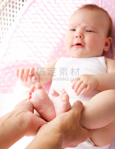 母亲,可爱的,足,拿着,婴儿,脚掌,脚部按摩,婴儿床,人类脚趾,6到11个月