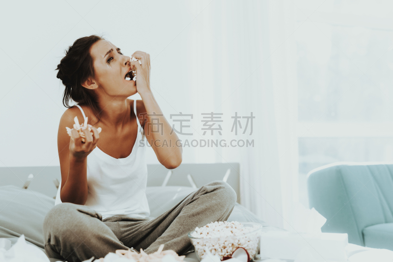 女人,寂寞,爆米花,床,一个物体,青春期,睫毛膏,一个人,沙发,哀悼者