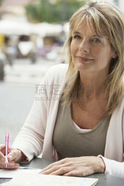 女人,咖啡馆,户外,信函,垂直画幅,正面视角,金色头发,桌子,人,拿着