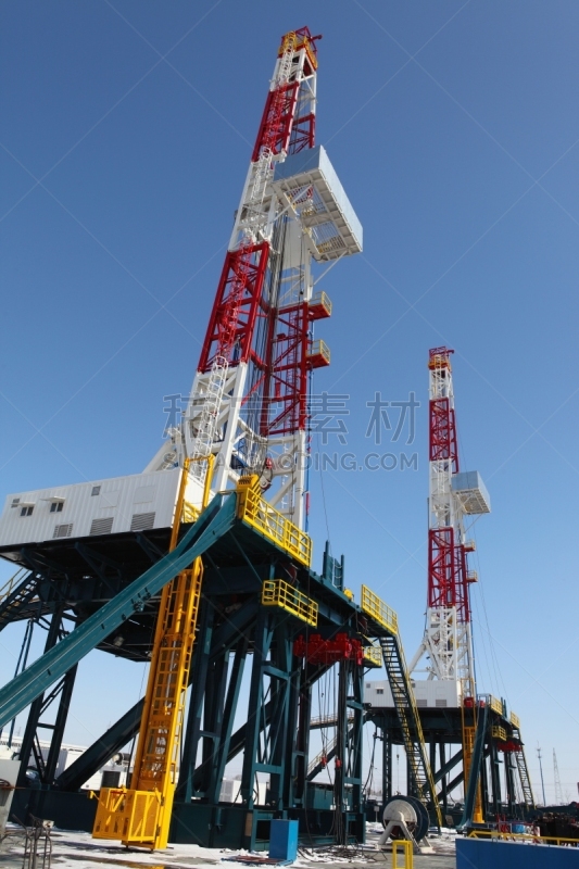 石油工业,起重机,垂直画幅,天空,无人,蓝色,井,油泵,金属,红色
