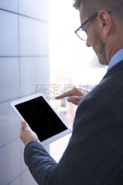 背面视角,平板电脑,男人,垂直画幅,留白,美人,忙碌,无线应用协议,套装,男商人