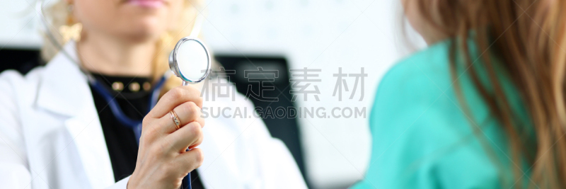 全科医师,拿着,听诊器,托腮,女孩,金色头发,中老年人,成年的,儿童