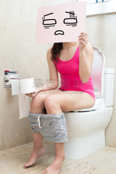 女人,马桶刷,尿失禁,不舒服,杂物间,卫生间,洗手间标志,便秘,小便,腹泻