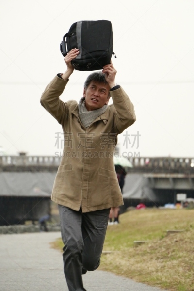 雨,it技术支持,鸭川,京都府,垂直画幅,暴风雨,户外,男商人,仅男人,仅成年人