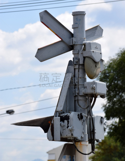 道口标志,电缆,垂直画幅,天空,无人,树梢,铁轨轨道,交通,货运,道路危险标志