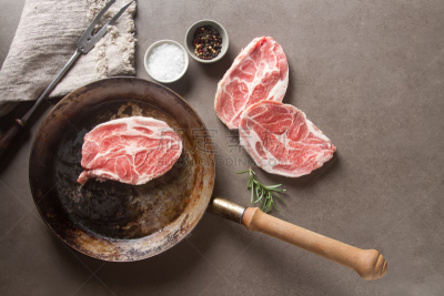 生食,灰色背景,草本,猪肉,牛排,t骨牛排,沙朗牛排,美国,水平画幅,木制