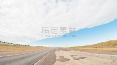 公路,美国州际公路,暗箱 ,从在汽车上的角度拍摄,仪表板,洛矶山脉,科罗拉多州,自驾游,水平画幅,早晨