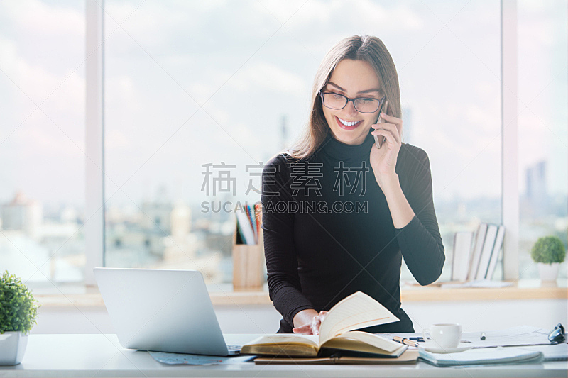 女人 文书工作 秘书 办公室 美 笔记本电脑 水平画幅 电话机 美人 白人图片素材下载 稿定素材