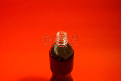 可乐,塑胶,瓶子,红色背景,褐色背景,褐色,水平画幅,无人,日本,材料