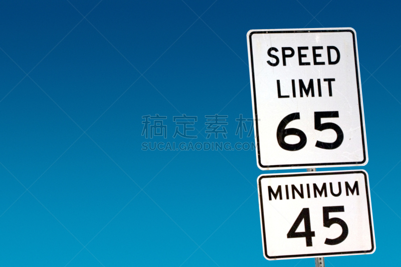 数字45,限速标志,数字65,天空,迅速,水平画幅,交通标志,蓝色,在边上,城市生活