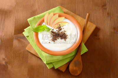 米糕,苹果,巧克力,主食,食品,粗麦食物,水果,影棚拍摄,白色,碗