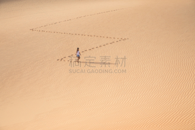 沙丘,美女,巨大的,徒步旅行,empty quarter,迪拜,沙特阿拉伯,仅一个中老年女人,沙子,夏天