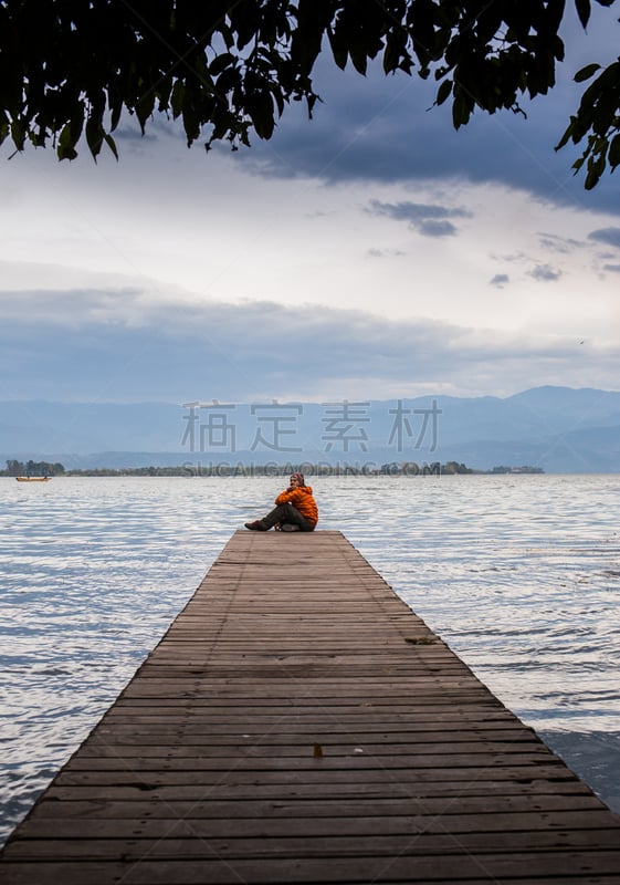 海洋,男人,自然,垂直画幅,卢克·扬,夏天,户外,背包,看,海滩