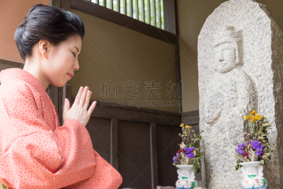 便装和服,日本人,女人,地藏菩萨,簪子,日本式短袜,木屐,和服腰带,安全护栏,和服