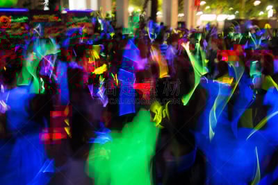 人,舞蹈,水平画幅,夜晚,城市,娱乐俱乐部,夜总会,室内,荧光棒