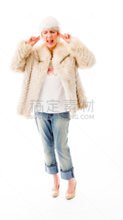 老年女人,手指,人的耳朵,手指插进耳朵,非礼勿听,手捂耳,皮毛大衣,沟通障碍,垂直画幅,正面视角